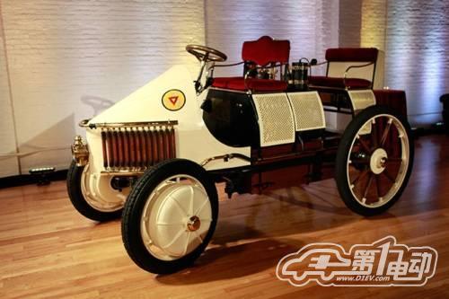 车展在纽约一个私人聚会展出，它跟当年FERDINAND Porsche（法蒂娜.保时捷）一个世纪前造的车，完全一模一样。