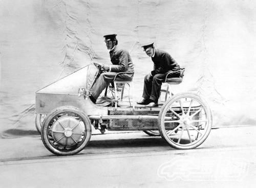 保時捷沒說明這兩個開FERDINAND（法蒂娜）車的人是誰。