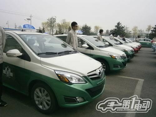 北汽向京郊兩區(qū)縣交付100輛純電動出租車