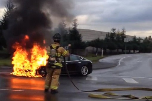 特斯拉首起碰撞起火事故现场