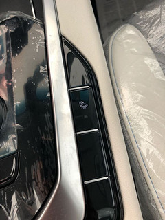 北汽EU5车内这个按键是干嘛用的？有人知道不？一按就亮。
