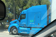 谷歌的无人驾驶卡车也上路测试了，它长这个样子！