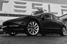 全球首輛量產Model 3下線 傳統汽車將遭受”強震”