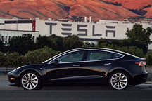第一輛特斯拉Model 3的照片不過癮？這里還有視頻！